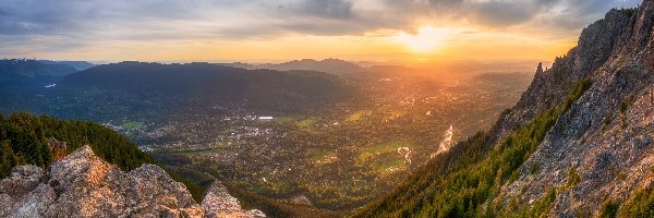 Skały, Snoqualmie Valley, Las, Zachód słońca, Chmury, Dolina, Rzeka, Drzewa, Miasto, Góry, Snoqualmie River, Stany Zjednoczone, Stan Waszyngton, Domy