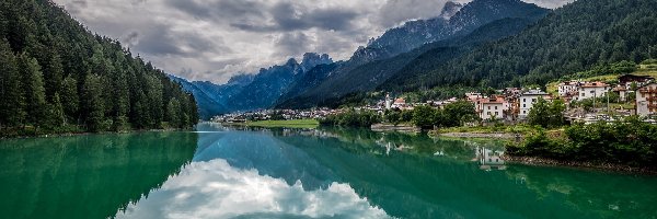 Las, Jezioro, Odbicie, Chmury, Drzewa, Miasteczko, Domy, Góry