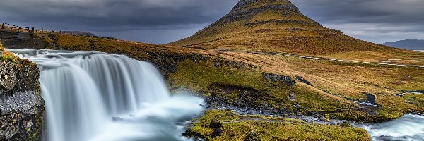 Wodospad Kirkjufellsfoss, Chmury, Rzeka, Góra Kirkjufell, Ciemne, Islandia, Półwysep Snaefellsnes