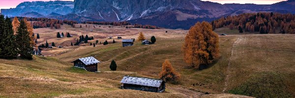 Val Gardena, Płaskowyż, Dolomity, Dolina, Włochy, Sassolungo, Seiser Alm, Jesień, Góry, Drzewa, Wschód słońca, Domy, Drewniane