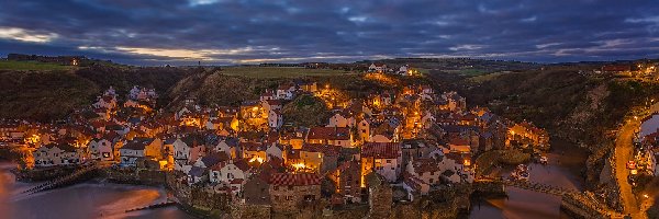 Światła, Wieś Staithes, Rzeka Roxby Beck, Hrabstwo North Yorkshire, Anglia, Noc, Domy