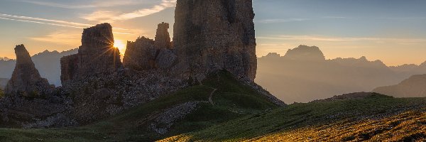 Góry, Mgła, Dolomity, Włochy, Wschód słońca