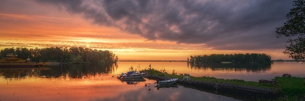 Chmury, Łódka, Las, Pomost, Jezioro, Zachód słońca, Drzewa