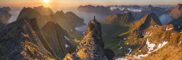 Człowiek, Morze Północne, Góry, Wschód słońca, Lofoty, Norwegia