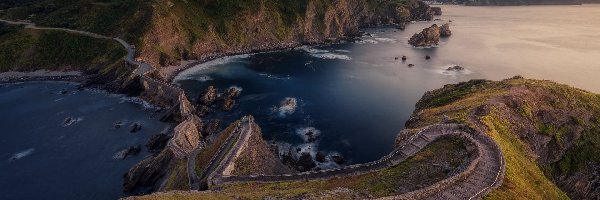 Wybrzeże, Morze, Hiszpania, Wyspa San Juan de Gaztelugatxe, Zatoka Biskajska, Skały, Chmury, Góry