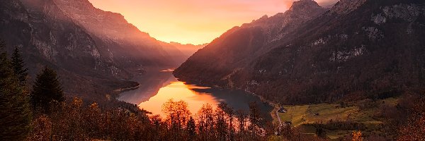Kanton Glarus, Góry, Alpy, Wschód słońca, Drzewa, Jezioro Klontalersee, Klontal Valley, Szwajcaria, Dolina, Domy, Las