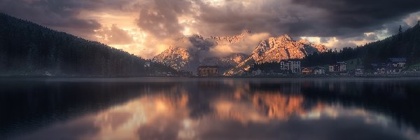 Cortina dAmpezzo, Dolomity, Włochy, Grand Hotel Misurina, Jezioro, Misurina Lake, Domy, Góry, Chmury, Region Cadore