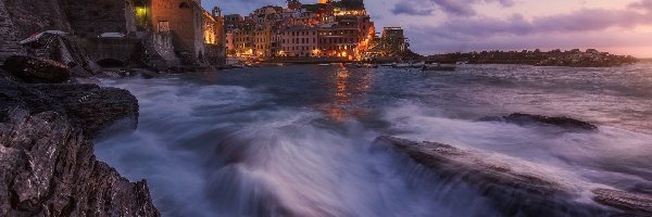 Vernazza, Prowincja La Spezia, Chmury, Skały, Domy, Morze Liguryjskie, Zatoka, Włochy