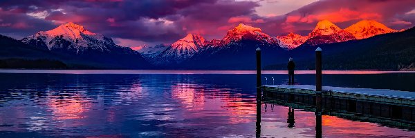 Człowiek, Park Narodowy Glacier, Lake McDonald, Niebo, Zachód słońca, Montana, Pomost, Chmury, Odbicie, Stany Zjednoczone, Góry Skaliste, Jezioro