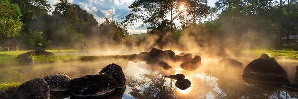 Mgła, Wschód słońca, Jezioro, Drzewa, Park Narodowy Chae Son, Tajlandia, Prowincja Lampang, Kamienie, Chmury