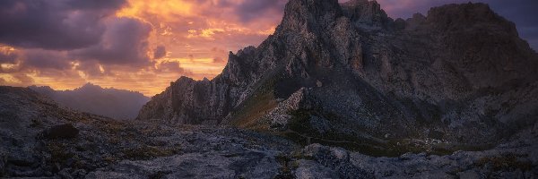 Chmury, Zachód słońca, Park Narodowy Picos de Europa, Pasmo Picos de Europa, Góry Kantabryjskie, Hiszpania, Kantabria, Skały, Asturia