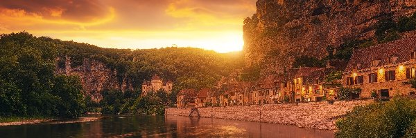 Rzeka Dordogne, Drzewa, Domy, Francja, Chmury, Las, Wschód słońca, Góry, Światła, Departament Dordogne, La Roque Gageac