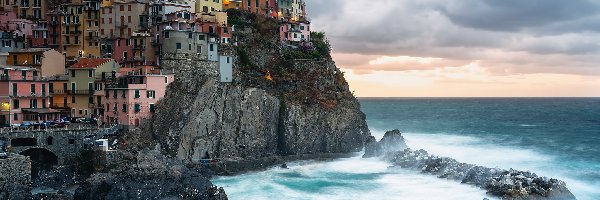 Domy, Prowincja La Spezia, Chmury, Kolorowe, Gmina Riomaggiore, Miejscowość Manarola, Morze Liguryjskie, Włochy, Region Liguria, Skały