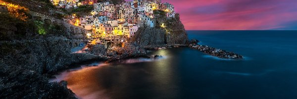 Miejscowość Manarola, Region Liguria, Prowincja La Spezia, Domy, Zatoczka, Światła, Gmina Riomaggiore, Skały, Kolorowe, Noc, Morze Liguryjskie, Włochy