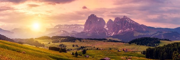 Drzewa, Płaskowyż Seiser Alm, Chmury, Domki, Dolomity, Góry Sassolungo, Drewniane, Włochy, Dolina Val Gardena, Wschód słońca