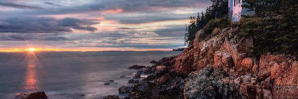 Bass Harbor Head Light, Skały, Latarnia morska, Chmury, Park Narodowy Acadia, Morze, Stany Zjednoczone, Stan Maine