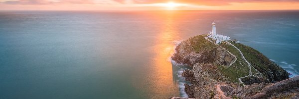 South Stack Lighthouse, Wyspa South Stack, Chmury, Wschód słońca, Latarnia morska, Morze Irlandzkie, Skały, Walia