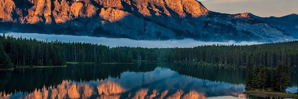 Góry Skaliste, Góra Mount Rundle, Las, Two Jack Lake, Odbicie, Jezioro, Park Narodowy Banff, Kanada, Alberta