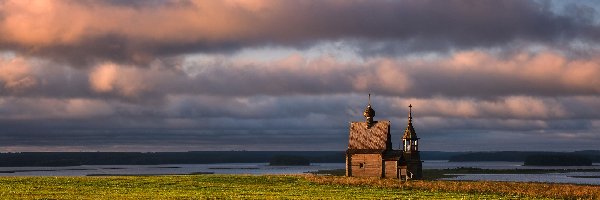 Jezioro Kenozero, Trawa, Niebo, Kaplica św Mikołaja, Cerkiew, Rosja, Obwód archangielski, Chmury, Vershinino