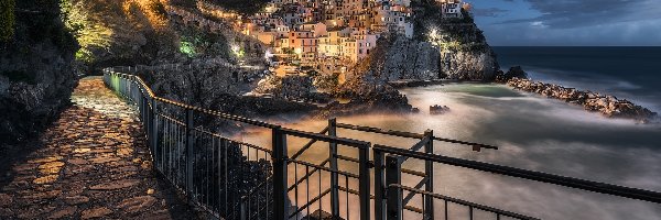 Gmina Riomaggiore, Cinque Terre, Morze Liguryjskie, Zatoka, Światła, Manarola, Domy, Włochy, Kolorowe, Chmury, Noc