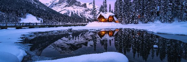 Emerald Lake, Park Narodowy Yoho, Góry, Oświetlony, Kanada, Dom, Jezioro, Kolumbia Brytyjska, Most, Zima, Drzewa