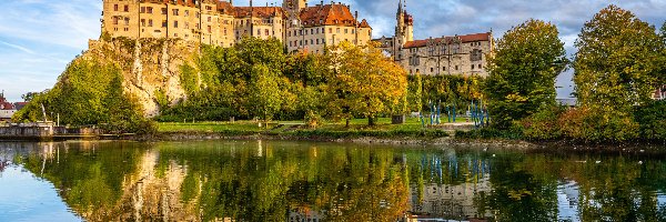 Drzewa, Jesień, Zamek Sigmaringen, Badenia Wirtembergia, Niemcy, Odbicie, Chmury, Rzeka Dunaj, Niebo