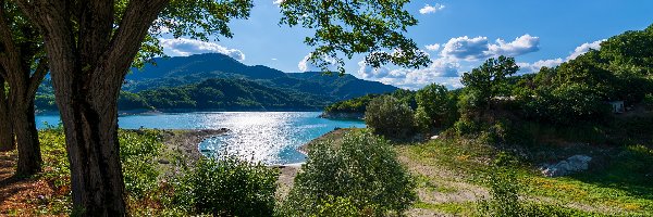 Obłoki, Krzewy, Lago del Salto, Jezioro, Góry, Włochy, Lacjum, Drzewa, Promienie słońca