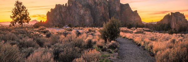 Góry, Stan Oregon, Droga, Krzewy, Park stanowy Smith Rock, Skały, Drzewa. Zachód słońca, Stany Zjednoczone