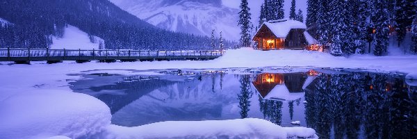 Emerald Lake, Park Narodowy Yoho, Góry, Oświetlony, Kanada, Dom, Jezioro, Prowincja Kolumbia Brytyjska, Most, Zima, Drzewa