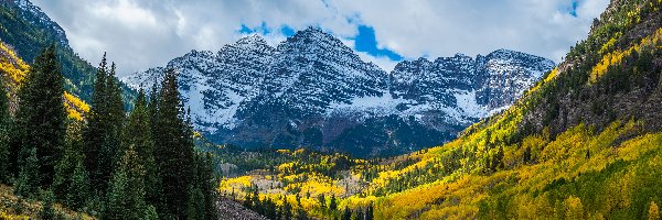 Góry Skaliste, Stan Kolorado, Niebo, Drzewa, Ośnieżone, Szczyty Maroon Bells, Jezioro Maroon, Stany Zjednoczone