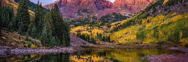 Odbicie, Maroon Lake, Maroon Bells, Szczyty, Góry Skaliste, Stany Zjednoczone, Kolorado, Jezioro, Drzewa