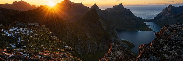 Promienie słońca, Lofoty, Góry, Morze, Norwegia, Chmury, Zachód słońca