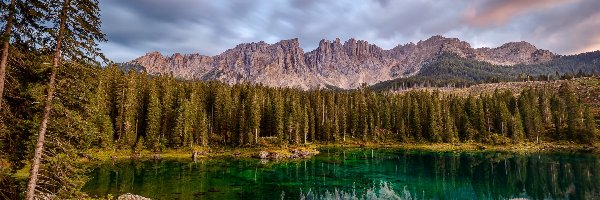 Karersee Lake, Włochy, Lasy, Góry, Odbicie, Dolomity, Jezioro, Chmury, Góra Latemar, Południowy Tyrol, Drzewa