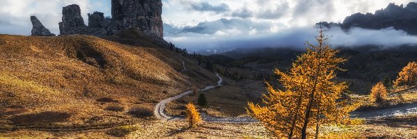 Drzewa, Cinque Torri, Góry, Torre Grande, Włochy, Skały, Szczyt, Droga, Dolomity, Jesień, Promienie słońca, Mgła, Chmury