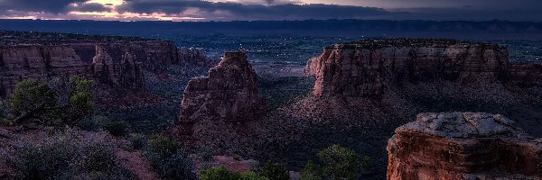 Krzewy, Skały, Stany Zjednoczone, Kolorado, Góry, Colorado National Monument, Fruita, Chmury