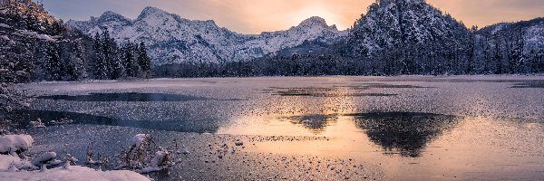 Wschód słońca, Góry, Drzewa, Austria, Jezioro Almsee, Zima