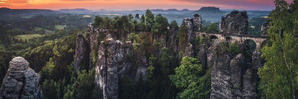 Chmury, Formacja skalna, Góry Połabskie, Drzewa, Niemcy, Las, Zachód słońca, Saksonia, Skały, Bastei, Park Narodowy Saskiej Szwajcarii