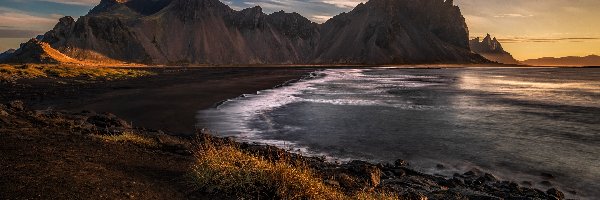 Kępy, Góra Vestrahorn, Morze, Chmury, Ciemny, Piasek, Góry, Islandia, Plaża Stokksnes, Trawa