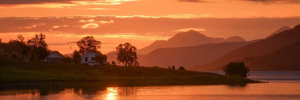 Odbicie, Zachód słońca, Morze, Wyspa Senja, Norwegia, Dom, Góry