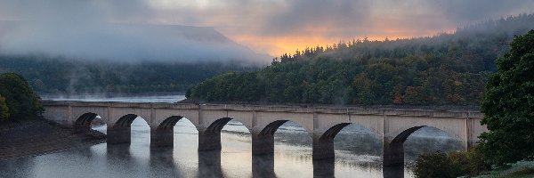 Jezioro, Hrabstwo Derbyshire, Drzewa, Mgła, Ladybower Reservoir, Most, Wzgórza, Anglia