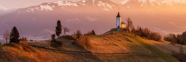 Góry, Wzgórze, Słowenia, Wieś Jamnik, Mgła, Drzewa, Jesień, Kościół św Primusa i Felicjana