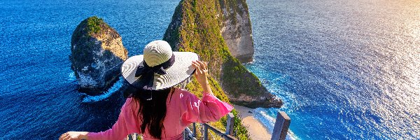 Klif Kelingking T-Rex, Morze, Wyspa, Kobieta, Indonezja, Kapelusz, Sukienka, Bali, Różowa, Skały, Nusa Penida