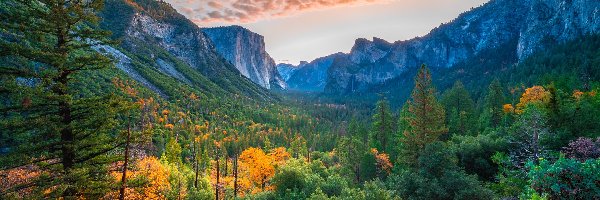 Dolina, Yosemite Valley, Park Narodowy Yosemite, Kalifornia, Stany Zjednoczone, Chmury, Drzewa, Góry, Jesień