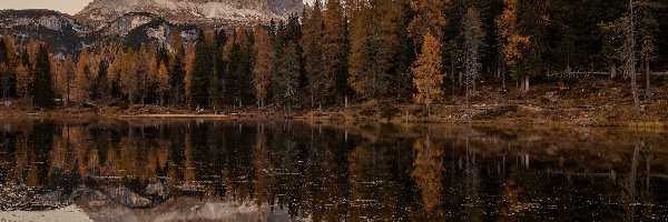 Tre Cime di Lavaredo, Dolomity, Jezioro, Masyw, Włochy, Góry, Rozświetlony, Jesień, Antorno Lake, Drzewa, Las, Prowincja Belluno, Chmury