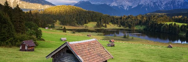 Jezioro Geroldsee, Szopy, Trawa, Góry, Chmury, Bawaria, Domki, Alpy, Lasy, Niemcy, Drzewa, Polana