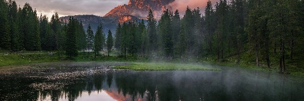 Odbicie, Antorno Lake, Włochy, Chmury, Dolomity, Masyw Tre Cime di Lavaredo, Drzewa, Jezioro, Góry, Prowincja Belluno