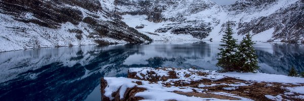 Odbicie, Canadian Rockies, Zima, Lake McArthur, Kanada, Góry, Jezioro, Drzewa, Śnieg, Kamienie, Chmury, Kolumbia Brytyjska, Park Narodowy Yoho