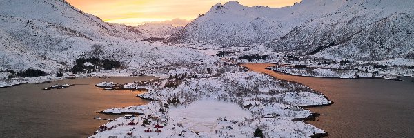 Wschód słońca, Gmina Vagan, Domy, Lofoty, Norwegia, Zima, Góry