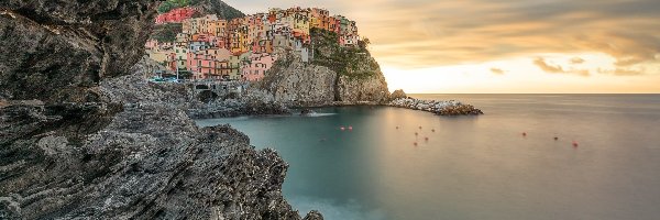 Wschód słońca, Gmina Riomaggiore, Skały, Domy, Cinque Terre, Morze Liguryjskie, Kolorowe, Włochy, Manarola, Chmury