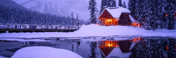 Góry, Zima, Drzewa, Dom, Kanada, Most, Emerald Lake, Prowincja Kolumbia Brytyjska, Jezioro, Oświetlony, Park Narodowy Yoho